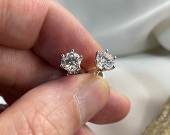 Pendientes de moissanita: moissanita sintética de 1 quilate, plata de ley y oro de 14 quilates.