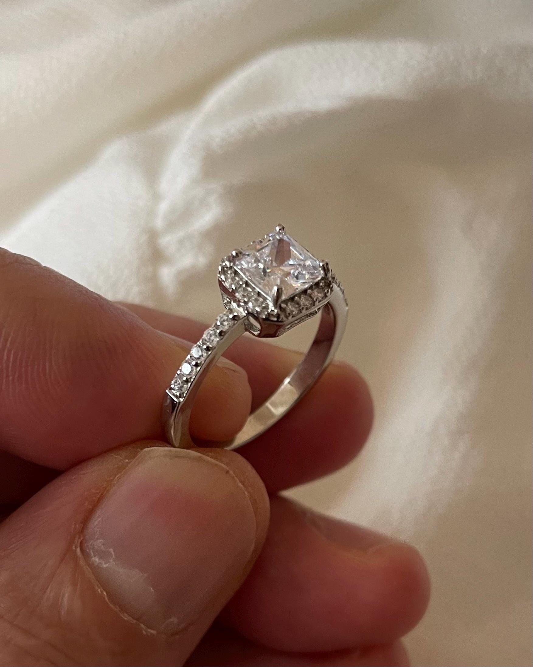 Amberta Ring van 925 Sterling Zilver Cross Over Band met Kubieke Zirconia voor Vrouwen: Binnenomtrek 60.2 mm - Maat 19.75 Amberta Ring van 925 Sterling Zilver Cross Over Band met Kubieke Zirconia voor Vrouwen: Binnenomtrek 60.2 mm - Maat 19.75