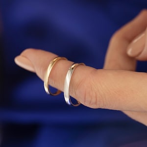 9ct Yellow Gold Court Wedding Band: Classic Anniversary Ring