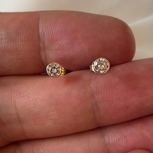 Orecchini a bottone in oro giallo 9 carati autentico con zirconi cubici rotondi da 0,37 grammi - Confezione regalo, larghezza 4 mm, profondità 2 mm