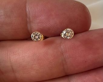 9CT Yellow Gold CZ Stud Earrings - Gift Boxed