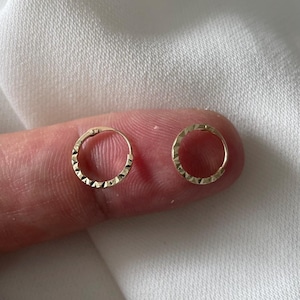 9CT Guldguldsörhängen i Sleeper-stil: Gångjärnsförsedda 9 mm guldringar