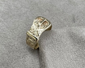 Anello da uomo in oro giallo 9 carati: design con fibbia per cintura incisa, misure dalla Q alla X