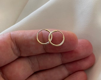 9 Karat Gelb- und Weißgold Sleeper Ohrringe: 10 MM Klappcreolen