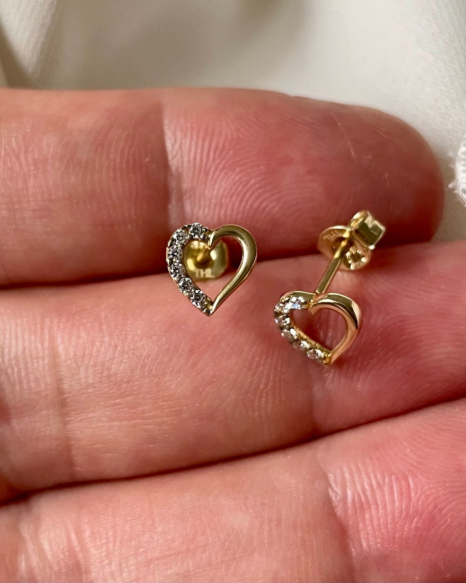 Orecchino singolo a perno con perno a forma di cuore