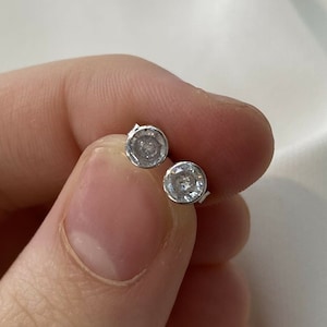 Orecchini a bottone in oro bianco 9 carati con zirconi cubici rotondi da 0,37 grammi - in confezione regalo