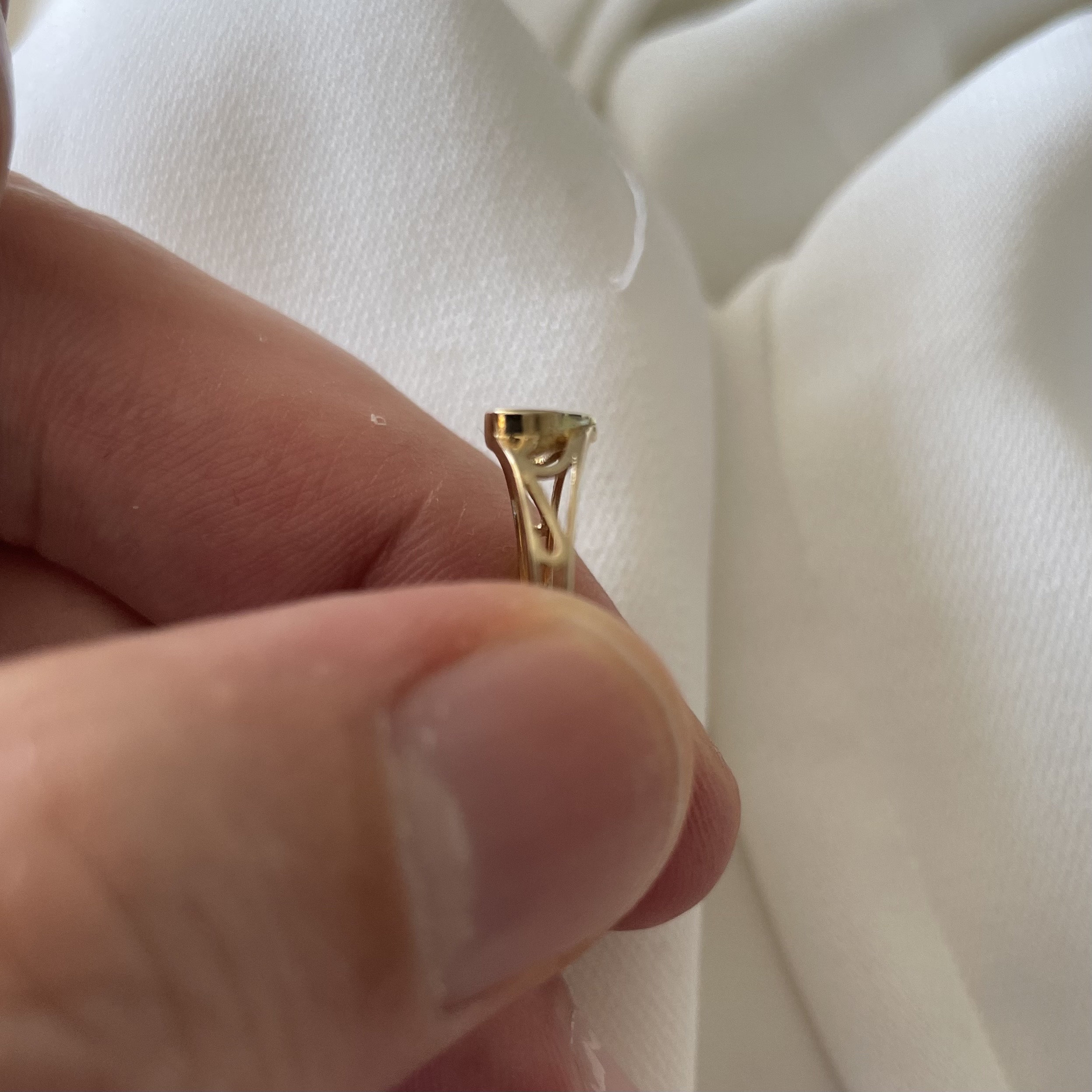 Fließender Siegelring Mit Handgeschliffenem Weißen Steinen | Quarz Nami Ring