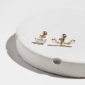 Pendientes de oro amarillo auténtico de 9 quilates con circonitas cúbicas y flor de loto en el cartílago. Sello de calidad 375. Presentados en caja de regalo.