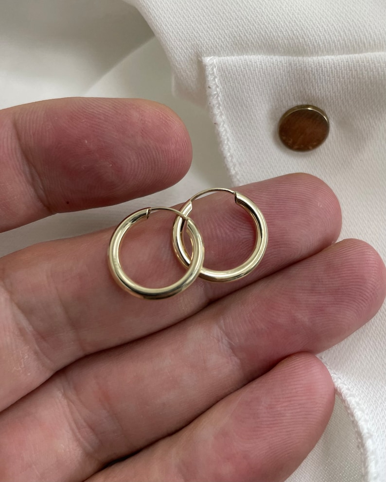Op de afbeelding: Een paar gouden creolen. De oorbellen zijn simpel en klassiek en zouden een geweldige aanvulling zijn op elke sieradencollectie.