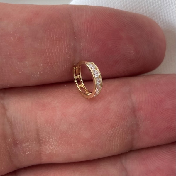Orecchino a cerchio per cartilagine in oro giallo 9 carati con zirconi cubici (8 mm)