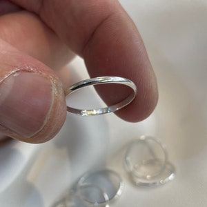 スターリングシルバー製結婚指輪：ユニセックスD型リング、2mm 画像 2