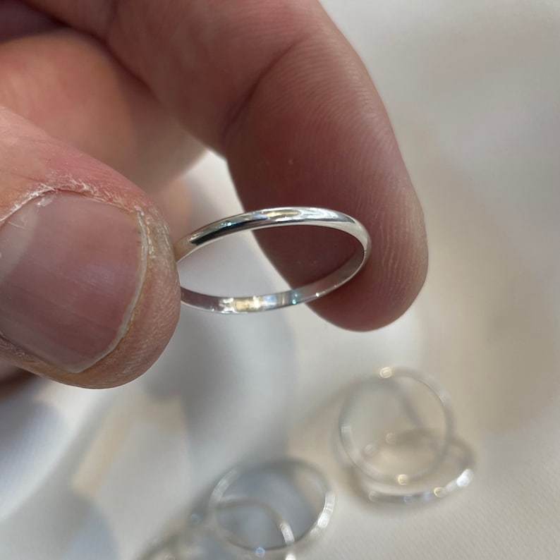スターリングシルバー製結婚指輪：ユニセックスD型リング、2mm 画像 2