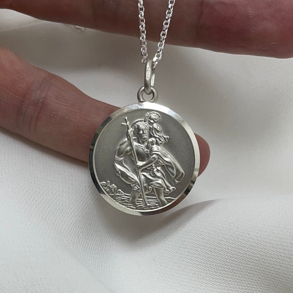 Pendentif rond double face Saint Christophe en argent sterling 8,70 grammes avec chaîne Belcher à facettes en argent - Coffret cadeau diamterr 27,5 mm