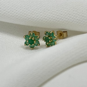 9CT Yellow Gold Emerald Stud Earrings: Flower Design