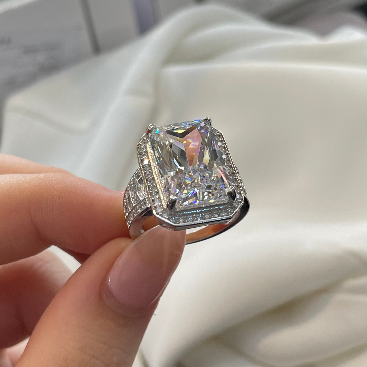 8.5カラットの長方形プリンセスカット人工ダイヤモンドリング925 8.5カラットの長方形プリンセスカット人工ダイヤモンドリング925