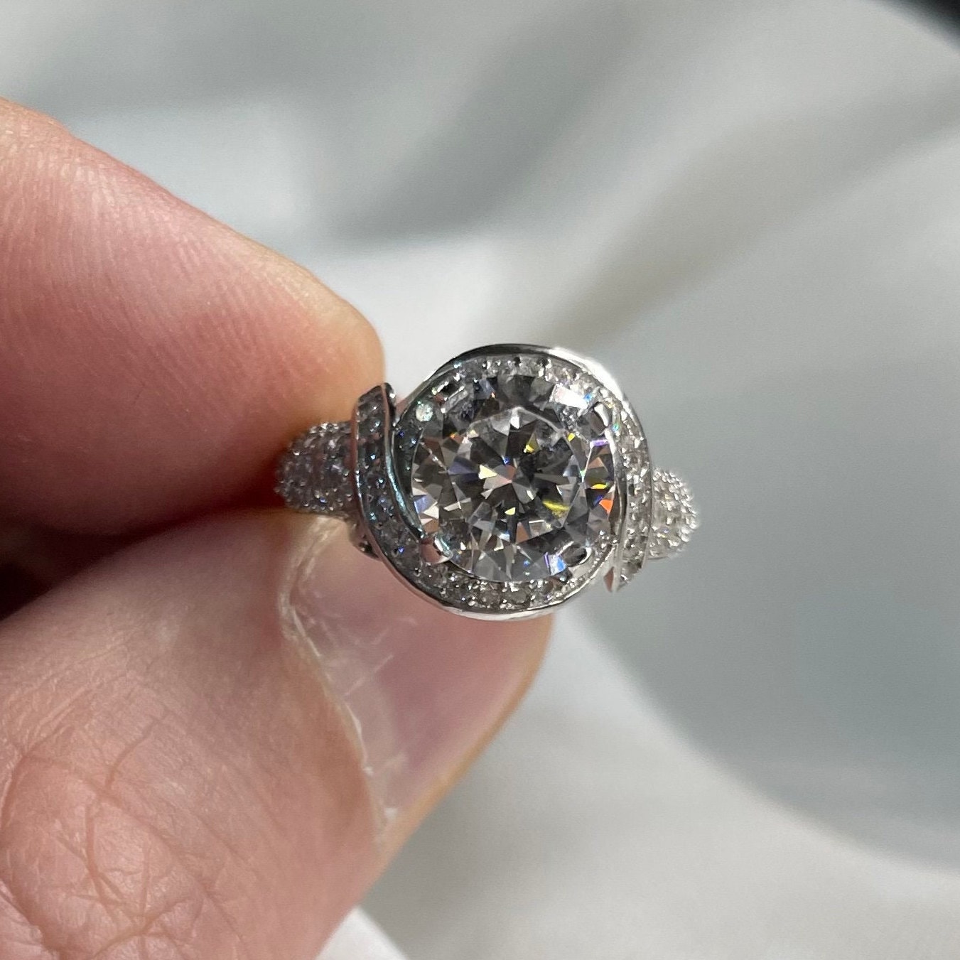 Anello Di Fidanzamento Elegante Placcato In Argento 925 Con Surrounded By Silk Like Engagement Wedding Jewelry For Bride Perfect Christmas Anniversary Gift For Your Love P 48423247 Cat 1759 - Foto 8