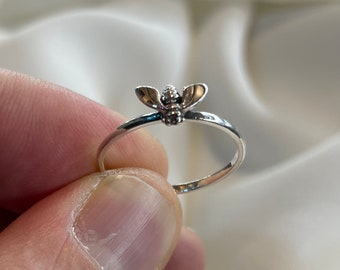 Sterling silver bee ring -  detailed bee ring band - 925 sterling silver ring Fine band 1.5mm  width D Shape