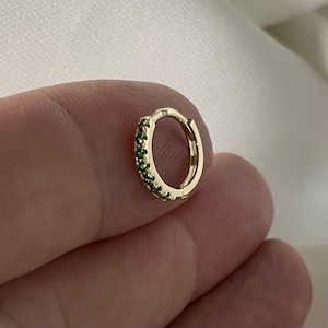 Orecchini a cerchio per cartilagine singola in oro giallo 9 carati con zirconi cubici verde smeraldo, 9 mm, in confezione regalo