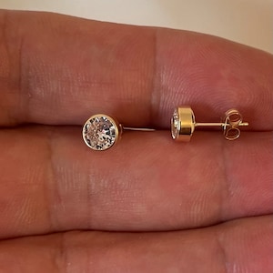 Orecchini a bottone in oro giallo 9 carati con zirconi cubici rotondi da 0,49 grammi, in confezione regalo, diametro 6 mm