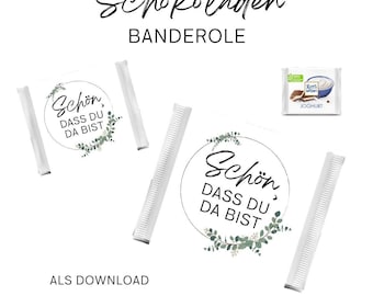 Peut inclure: Téléchargement numérique imprimable de deux étiquettes rondes avec le texte "Schön, dass du da bist" dans un cercle noir avec une couronne de feuilles vertes. Les étiquettes sont conçues pour être utilisées sur des barres chocolatées.