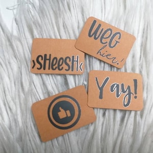 Puede incluir: Cuatro tarjetas de papel marrón con texto negro. Las tarjetas dicen "Sheesh", "Weg hier!" , "Yay!" y un icono de pulgar hacia arriba.