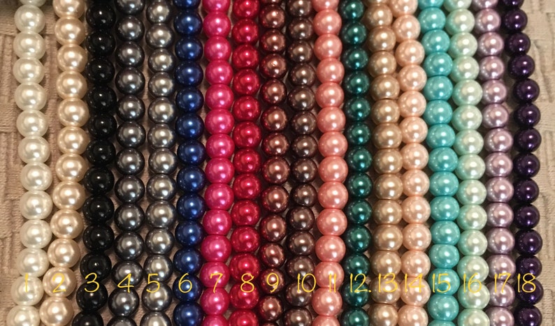 Pu&ograve; includere: Diciotto fili di perle di vari colori, tra cui bianco, nero, argento, blu, rosa, rosso, marrone, verde e viola. Le perle sono numerate da 1 a 18.