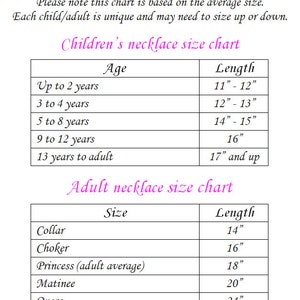 K&ouml;nnte beinhalten: Eine Tabelle mit Halskettengr&ouml;&szlig;en f&uuml;r Kinder und Erwachsene. Die Tabelle listet die Altersgruppen f&uuml;r Kinder und die entsprechenden Halskettenl&auml;ngen in Zoll auf. F&uuml;r Erwachsene listet die Tabelle die Halskettenstile und die entsprechenden L&auml;ngen in Zoll auf.