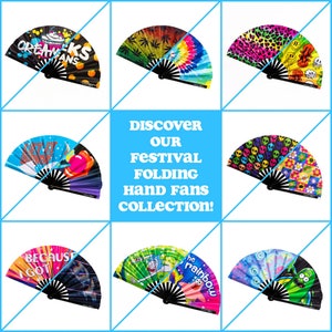 K&ouml;nnte beinhalten: Neun bunte, faltbare F&auml;cher mit verschiedenen Designs, darunter Batik, Totenk&ouml;pfe und Comicfiguren. Die F&auml;cher werden auf einem blauen Hintergrund mit dem Text "Entdecken Sie unsere Festival-Faltf&auml;cher-Kollektion!" angezeigt.