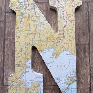 Mapa de madeira com a letra N com mapa do norte da Islândia, incluindo Akureyri e o Parque Nacional Vatnajökull