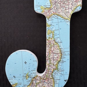 Carta de mapa de madeira J - letra de madeira decorada, mapa vintage do Japão de 1963, decoração com tema japonês