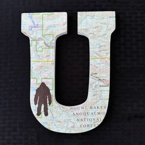 U Holzbuchstabe Mt Baker Snoqualmie National Forest Washington State Recycled Map Reisethema Wanddekor mit Bigfoot-Verzierung