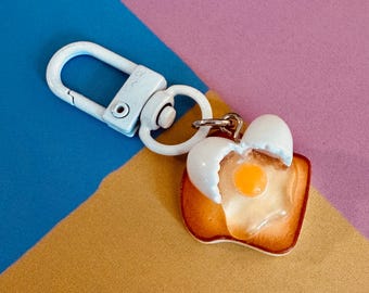 Charms de huevo sobre pan tostado