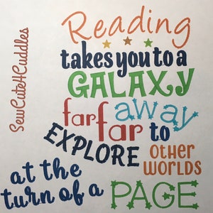 Könnte beinhalten: Ein farbenfrohes gesticktes Design mit dem Text "Reading takes you to a GALAXY far far away to EXPLORE other worlds at the turn of a PAGE".
