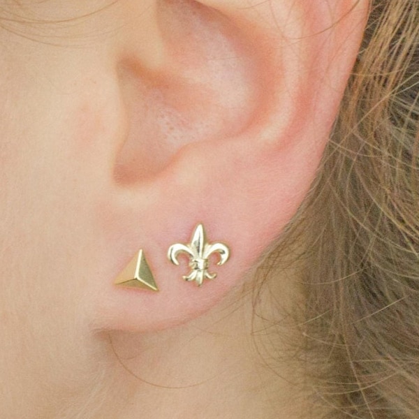 Boucles d'oreilles fleur de lys, petits clous fleur de lys, clous d'oreilles minimaux en or, boucles d'oreilles délicates, clous minimalistes, boucles d'oreilles en or, petits clous