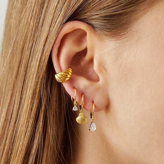 Large gold shell earrings - Choked by a Thread