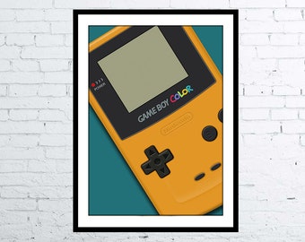 Può includere: Una console per videogiochi portatile Game Boy Color gialla con uno schermo nero e pulsanti. La console ha il testo "GAME BOY COLOR" e "Nintendo" stampato su di essa.