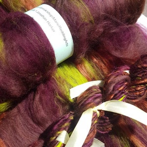 Dracula 'Jonathan Harker' Art Batt: Maroon, Green, and Auburn Spinning Fibre (50g) image 2