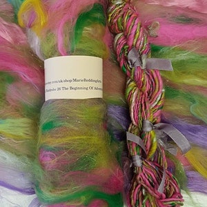 Puede incluir: Un ovillo de hilo de colores con una etiqueta que dice "etsy.com/uk/shop/MarieReddingArts Wardrobe 26 The Beginning Of Advent".