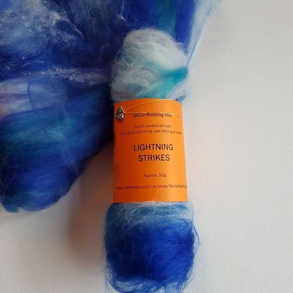 blaue Kunst Batt / 50g Hand gekrempelt / Blitz schläge / elektrische blau / hellblau / Luxus / Spinnen / Filzen / weiß /merino