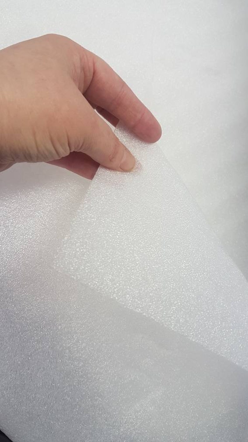 Pode incluir: Folha de espuma branca com uma superf&iacute;cie texturizada. A espuma &eacute; flex&iacute;vel e tem uma textura ligeiramente irregular.