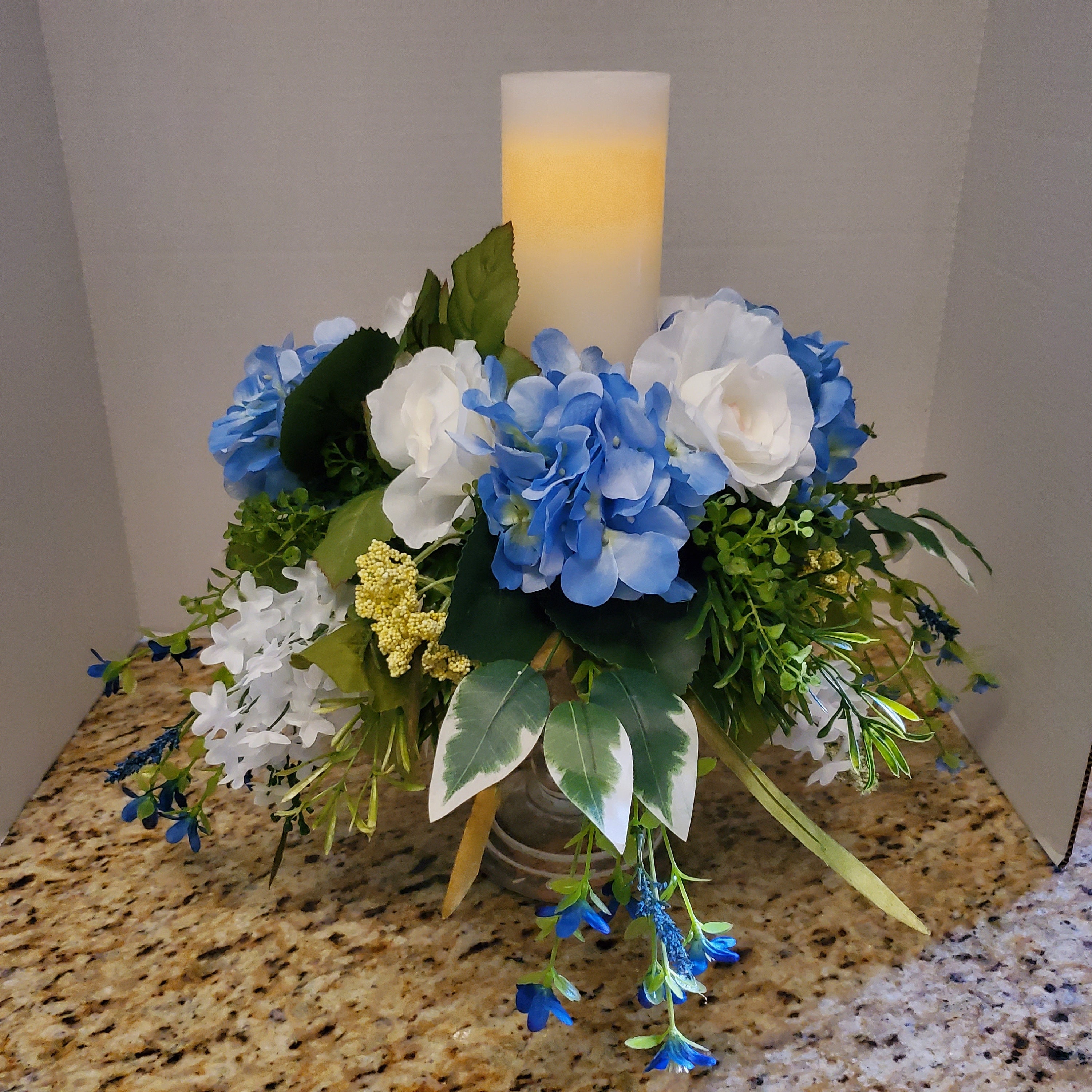 Centro de mesa con hortensias y pedestal floral azul y blanco, decoración  con velas sin llama - Etsy México, image size:3000x3000