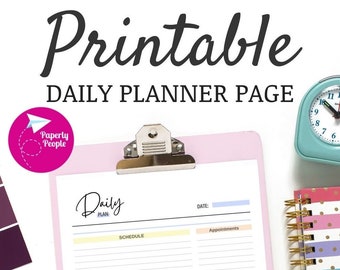 Può includere: Pagina di pianificatore giornaliero stampabile con una clipboard rosa, una sveglia blu e un quaderno colorato. La pagina del pianificatore ha sezioni per l'orario, gli appuntamenti e la lista di cose da fare. Il testo "Piano giornaliero" è scritto nella parte superiore della pagina.