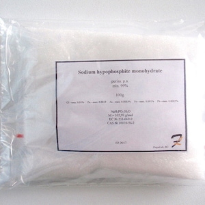 Puede incluir: Una bolsa de plástico blanca que contiene un polvo blanco etiquetado como "Sodium hypophosphite monohidratado". La etiqueta también incluye la pureza, el peso, el peso molecular, el número CE y el número CAS. La bolsa está sellada y tiene un pequeño punto rojo en el lateral.