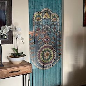 Cortina de cuentas de bambú con forma de Hamsa/ojo pintada a mano, estilo bohemio para puertas, 90 hebras (35,5" de ancho x 79" de alto)