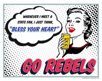 Op de afbeelding: Een retro-illustratie van een vrouw met een spreekballon die zegt "WHENEVER I MEET A STATE FAN, I JUST THINK, "BLESS YOUR HEART"". De vrouw houdt een glas met een gele drank. Onder de afbeelding staat de tekst "GO REBELS" in rode en blauwe letters.