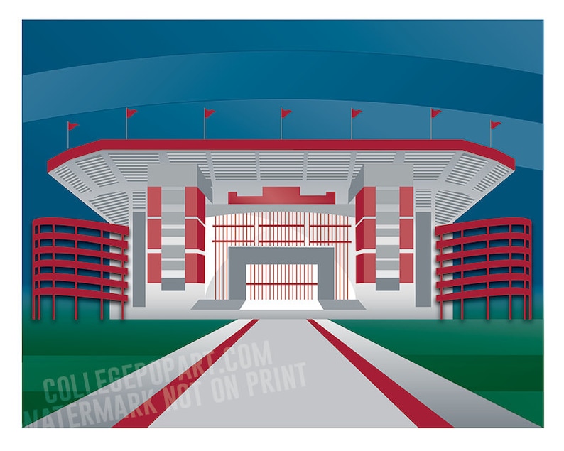 Op de afbeelding: Een illustratie van een stadion in rood en grijs met een groen veld en een wit pad dat naar de ingang leidt. Het stadion heeft een groot, open dak en een reeks rode vlaggen op het dak.