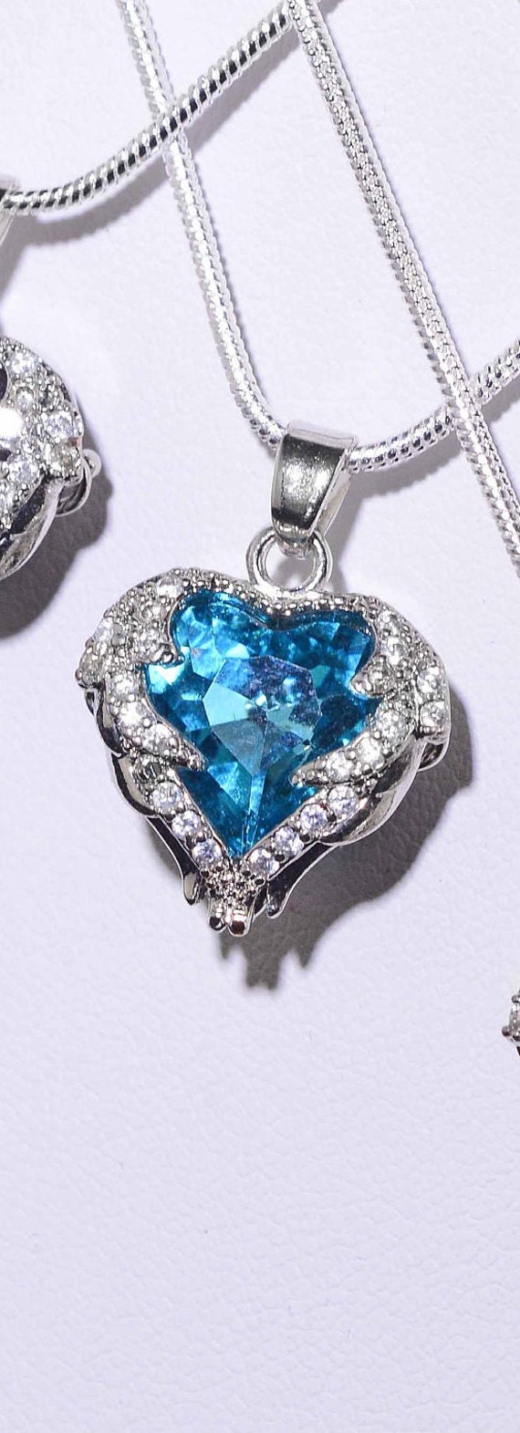2,300+ Heart Pendant Necklace Stock Illustrations, Royalty-Free Vector  Graphics & Clip Art - iStock | Heart pendant necklace diamond