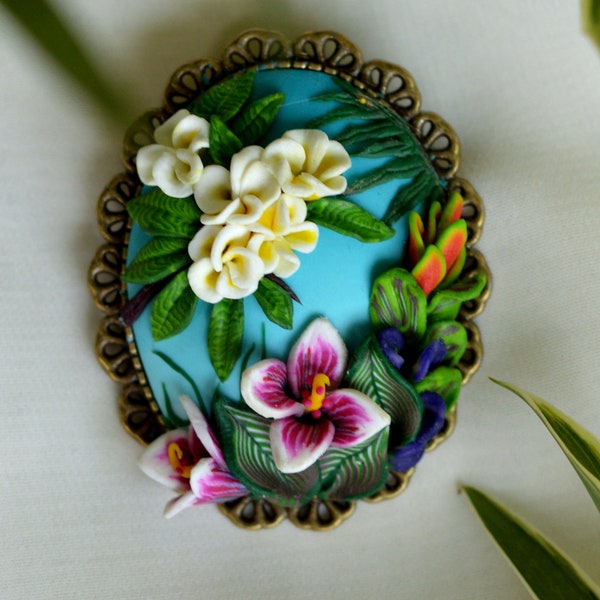 Broche en pâte fimo, thème tropical sur façon rétro, miniature de fleurs de frangipanier, broche estivale, femine élégante broche anniversaire, unique,