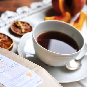 Peachy Prince-te | Ekologisk hantverksmässigt tillverkad blandning av svart te | Premiumkvalitets lösbladste av frukt | Bästa persikote bild 4