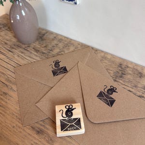 Handgesneden houten stempel van Frieda & Wolfi; Mimi, de lieve muis, brengt de post bij je thuis, poststempel voor brieven en ansichtkaarten
